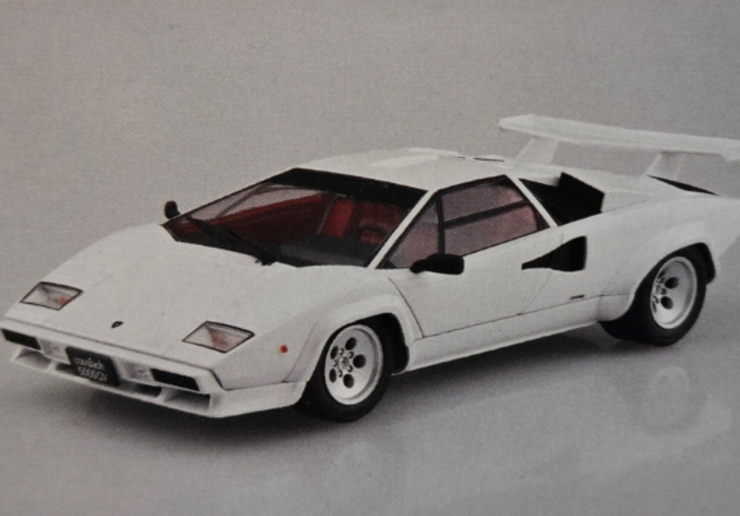 Aoshima 1/24 1985 Lamborghini Countach 5000QV