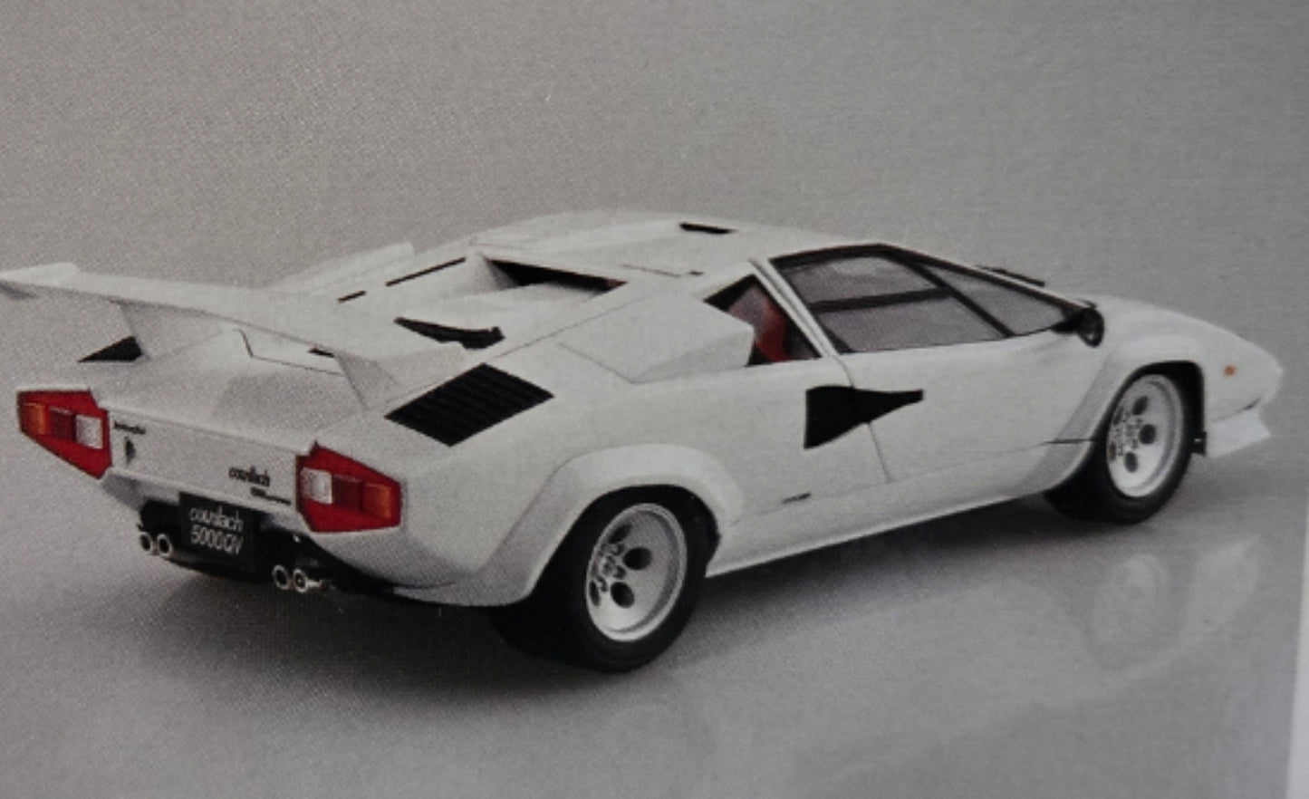 Aoshima 1/24 1985 Lamborghini Countach 5000QV